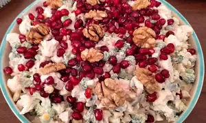  خوشمزه‌ترین سالاد پاییزی با سس گردو و آب انار همینجا است!