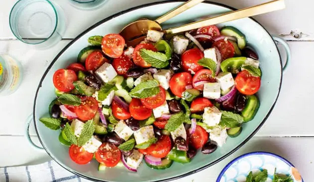 طرز تهیه سالاد یونانی با پنیر فتا