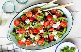 طرز تهیه سالاد یونانی با پنیر فتا