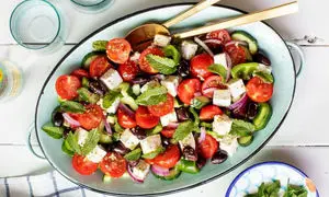 طرز تهیه سالاد یونانی با پنیر فتا