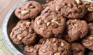 طرز تهیه کوکی شکلاتی گردویی بدون فر