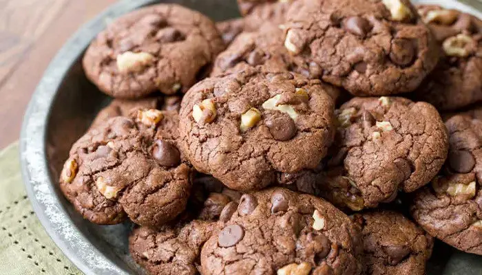 طرز تهیه کوکی شکلاتی گردویی بدون فر