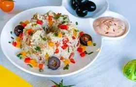 این سالاد خوشمزه را با برنج باقی‌مانده داخل یخچال درست کنید