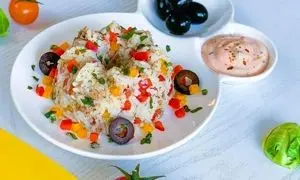 این سالاد خوشمزه را با برنج باقی‌مانده داخل یخچال درست کنید