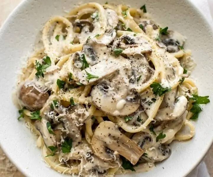 پاستا قارچ خامه ای ؛ خوراک جذاب برای تمام سلیقه ها