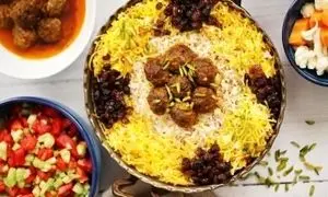 کشمش پلو شیرازی ؛ عطرِ گرمِ زعفران و شیرینی آرام‌بخش انگور خشک