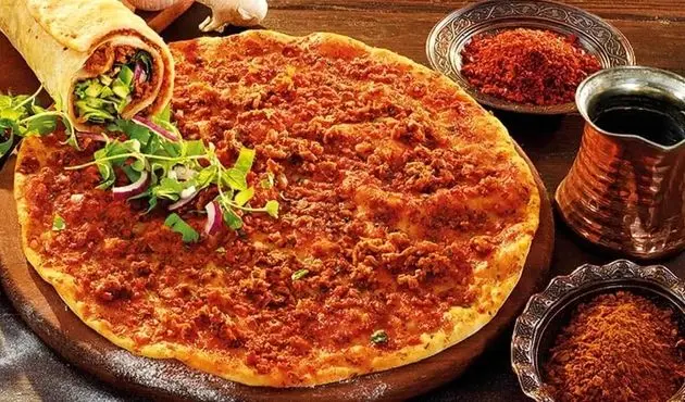 لاهماجون خوش‌عطر و ترد ؛ پیتزای گوشتی ارمنی