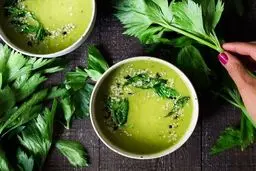 سوپ کرفس؛ انتخابی دلچسب، سبک و گرم برای هوای برفی