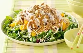 دستور تهیه سالاد تایلندی با سس بادام زمینی
