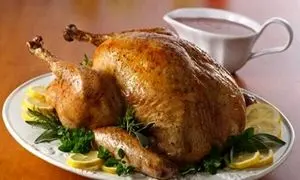 طرز تهیه مرغ شکم‌پر شمالی در فر و بدون فر | فوت و فن خوشمزه‌تر شدن این غذای مجلسی