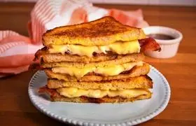 تُست کالباس و پنیر؛ یک صبحانه مقوی و خوشمزه