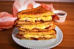 تُست کالباس و پنیر؛ یک صبحانه مقوی و خوشمزه