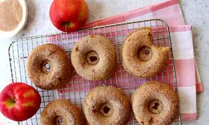 طرز تهیه دونات سیب و دارچین در فر