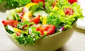 خوردن سالاد همراه غذا مفید است یا مضر؟