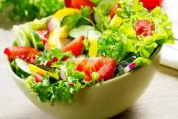 خوردن سالاد همراه غذا مفید است یا مضر؟