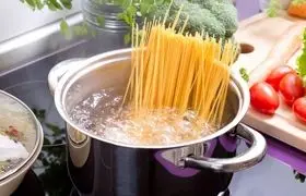 تا الان ماکارونی را اشتباه می‌شکستیم! ؛ ترفند درست و علمی برای شکستن ماکارونی