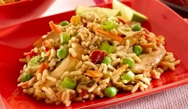 برنج مرغ سرخ شده چینی به سبک رستورانی