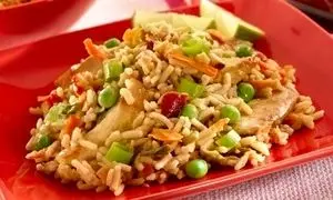 برنج مرغ سرخ شده چینی به سبک رستورانی