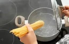 چه کار کنیم ماکارونی له و خمیر نشود؟ + یک ترفند ساده