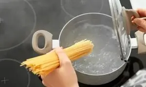 چه کار کنیم ماکارونی له و خمیر نشود؟ + یک ترفند ساده
