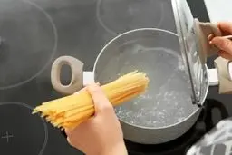 چه کار کنیم ماکارونی له و خمیر نشود؟ + یک ترفند ساده