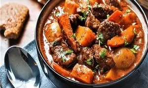 تاس‌کباب اصیل ایرانی؛ غذای ساده اما مجلسی برای روزهای پرمشغله