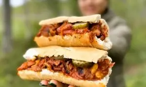 سوسیس بندری؛ ساندویچی که از قدیم تا امروز محبوب ماند + روش تهیه