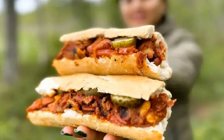 سوسیس بندری؛ ساندویچی که از قدیم تا امروز محبوب ماند + روش تهیه