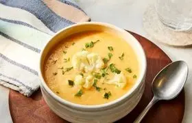 سوپ گل‌کلم کرمی و لطیف، مخصوص روزای خنک پاییزی