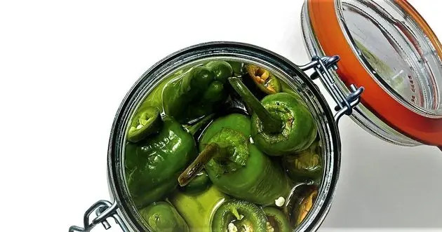 طرز تهیه ترشی فلفل؛ تند اما فوق‌العاده