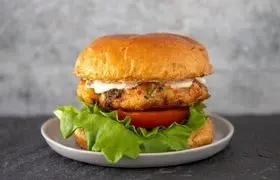 برگر میگو؛ تجربه‌ای خوش‌طعم از فست‌فود سالم خانگی