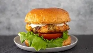 برگر میگو؛ تجربه‌ای خوش‌طعم از فست‌فود سالم خانگی