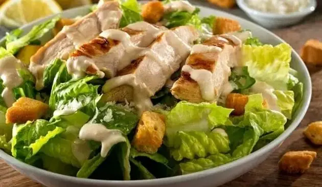 سالاد سزار ایتالیایی با سس مخصوص و طعمی بی نظیر