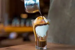 آفوگاتو کافی شاپی ؛ خنکی و گرمای جادویی در یک فنجان