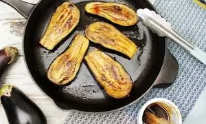 روش درست گرفتن تلخی بادمجان با آب نمک 