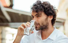 هرگز بعد از خوردن غذا این نوشیدنی را نخورید!