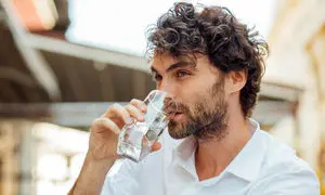 هرگز بعد از خوردن غذا این نوشیدنی را نخورید!