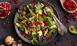  طرز تهیه سالاد اسفناج و انار با سس مخصوص