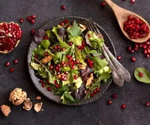  طرز تهیه سالاد اسفناج و انار با سس مخصوص