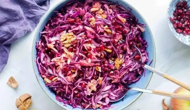 سالاد انار و کلم قرمز ؛ ترکیبی سالم و خوش‌رنگ ویژه شب یلدا
