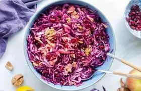 سالاد انار و کلم قرمز ؛ ترکیبی سالم و خوش‌رنگ ویژه شب یلدا