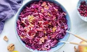 سالاد انار و کلم قرمز ؛ ترکیبی سالم و خوش‌رنگ ویژه شب یلدا