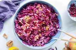 سالاد انار و کلم قرمز ؛ ترکیبی سالم و خوش‌رنگ ویژه شب یلدا