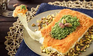 کنافه با شربت زعفران ؛ دسر ترکی برای دورهمی‌ها و عصرانه‌های خاص