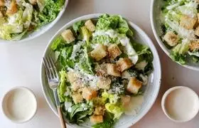 طرز تهیه سالاد سزار با پنیر پارمسان و تن ماهی