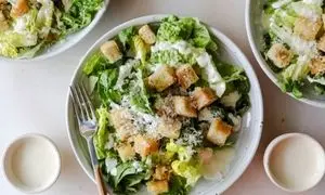 طرز تهیه سالاد سزار با پنیر پارمسان و تن ماهی