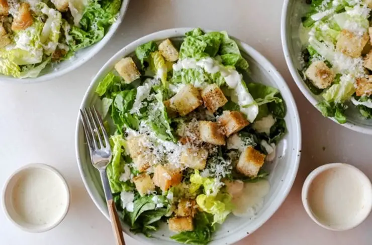 طرز تهیه سالاد سزار با پنیر پارمسان و تن ماهی