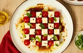 طرز تهیه پیش‌غذا با فتا و گوجه‌فرنگی گیلاسی