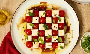 طرز تهیه پیش‌غذا با فتا و گوجه‌فرنگی گیلاسی