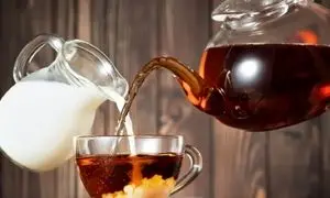 شیر را باید قبل از آب جوش داخل چای بریزیم یا بعد از آن؟ | فواید شگفت انگیز شیرچای